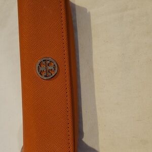TORY BURCH EYE GLASSES CASE IN ORANGE FAUX LEATHER WITH A GOLD TONE LOGO